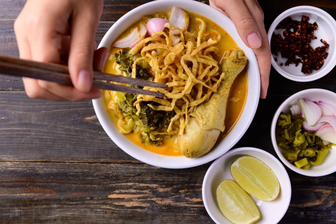 Khao Soi (supă cremă de tăiței cu curry de nucă de cocos)