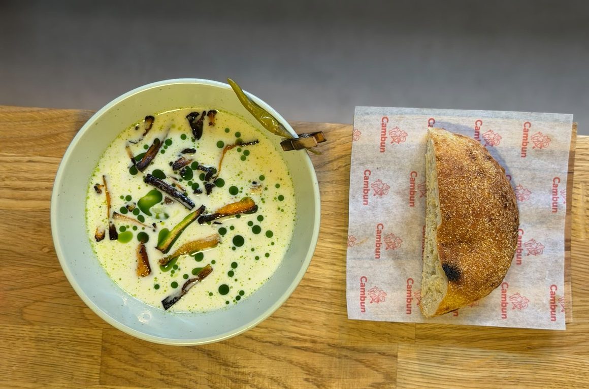 Ciorbă rădăuțeană cu piept de pui la grătar, rădăcinoase și ulei de pătrunjel, servită cu turtă. restaurant Cambun.