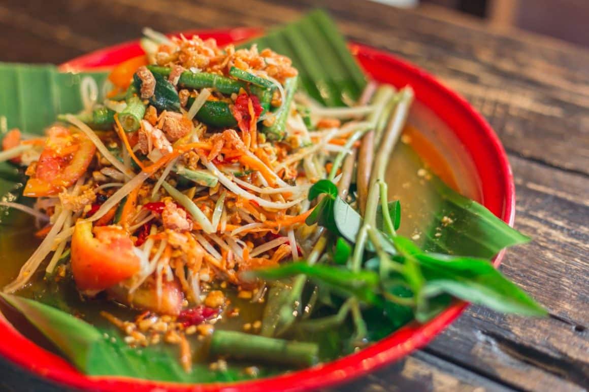 Som Tam (salată picantă de papaya verde) unul dintre felurile de mâncare specific în Thailanda.