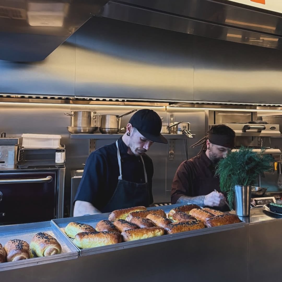Bistrouri București: bucătarii de la A Côté pregătesc produse proaspete în bucătăria deschisă a restaurantului.