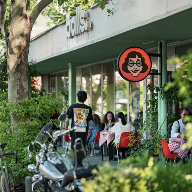 terasa restaurantului Balls din Dacia 114