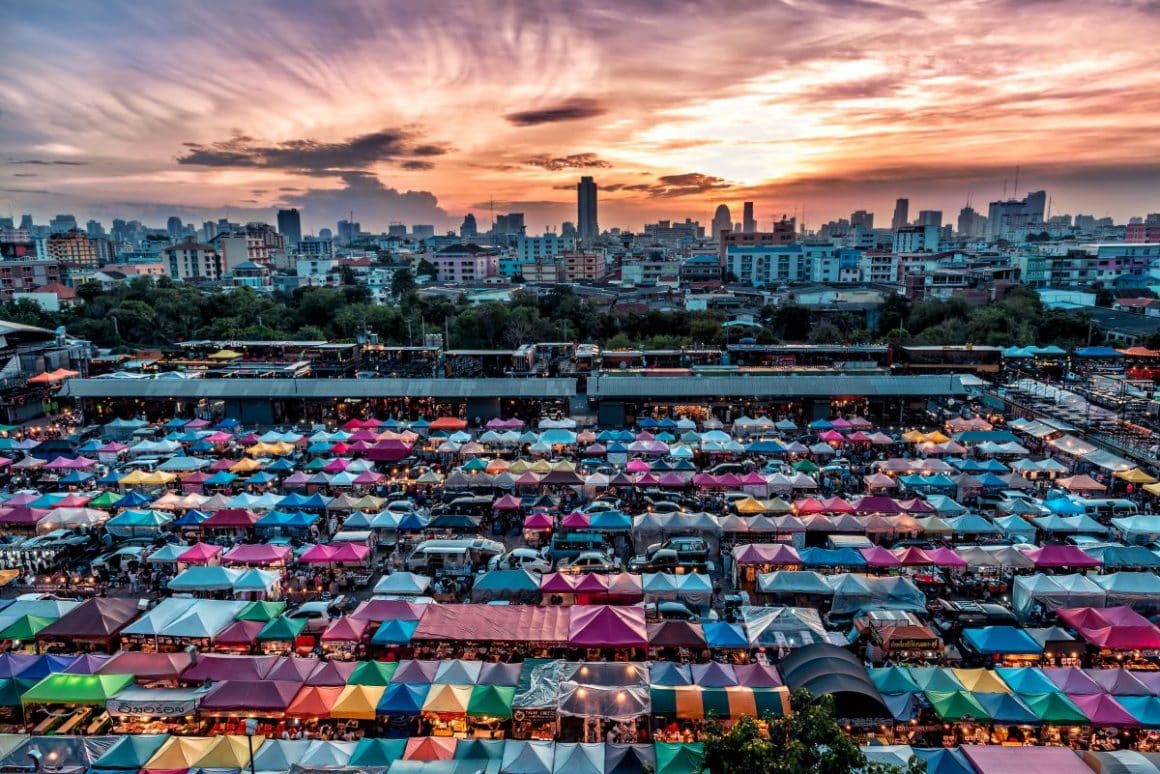 vedere aeriana a unei piețe de noape dintr-un oraș din Thailanda. Unde să descoperi Thailanda la farfurie.