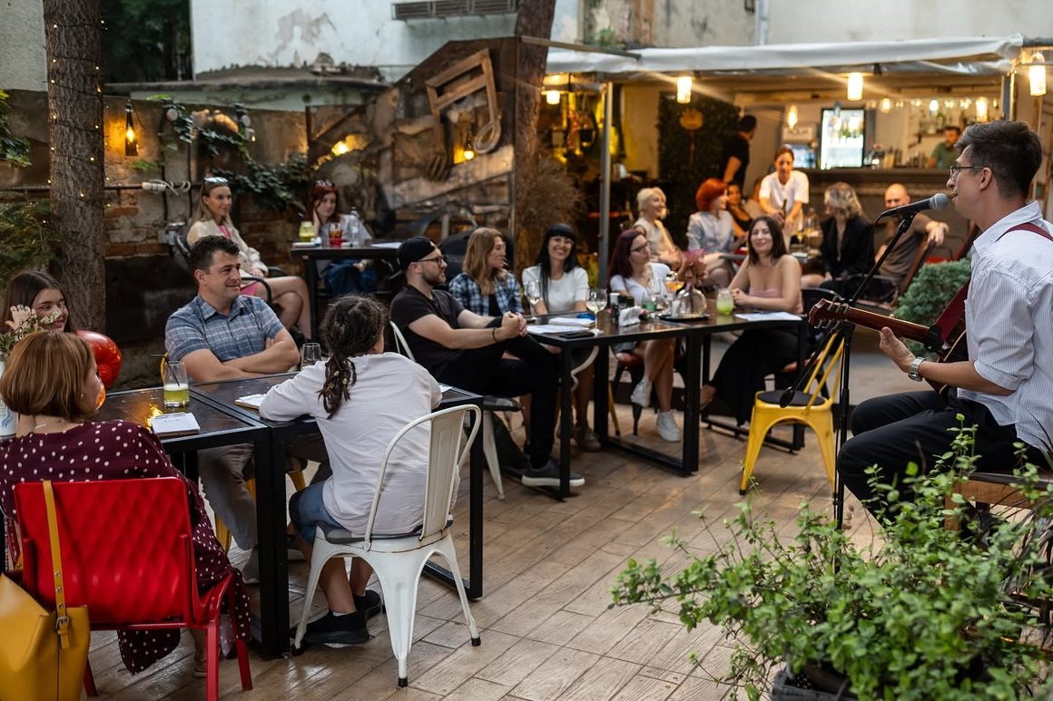 terasa de la bistro 15 a, in curtea unei case vechi, boieresti. Bistrouri din București