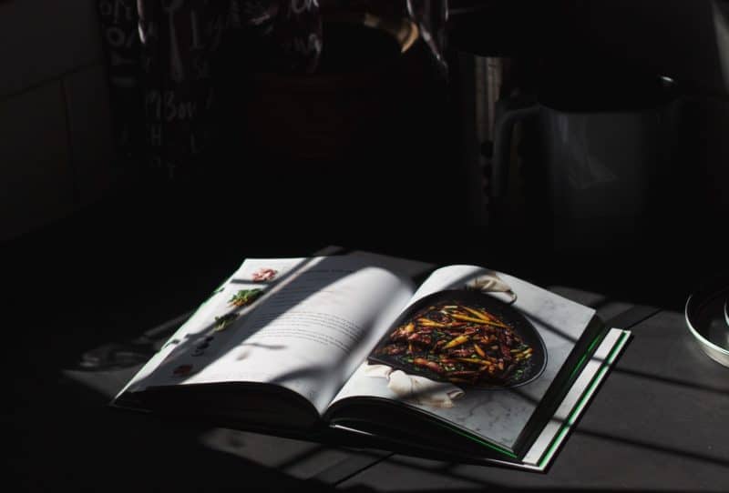 Mai și citim? Cele mai interesante cărți românești de bucate și gastronomie, apărute recent în librării
