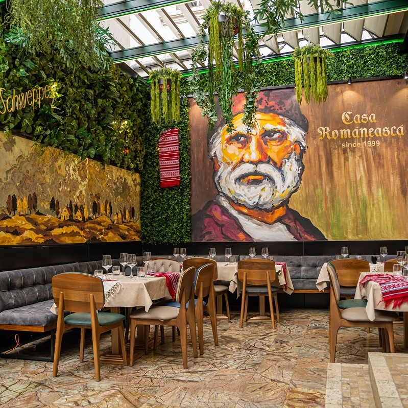 imagine din restaurantul Casa Românească Ateneu, cu imaginea unui taran batran pe perete