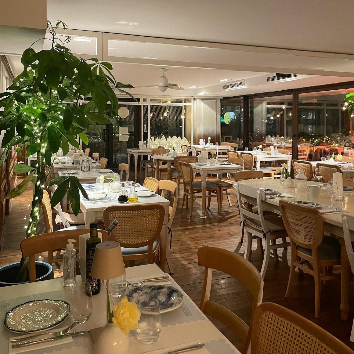 Fior di Latte, bistro cu atmosferă mediteraneeană în București, cu mobilier din lemn și decor cald, ideal pentru o cină relaxată.