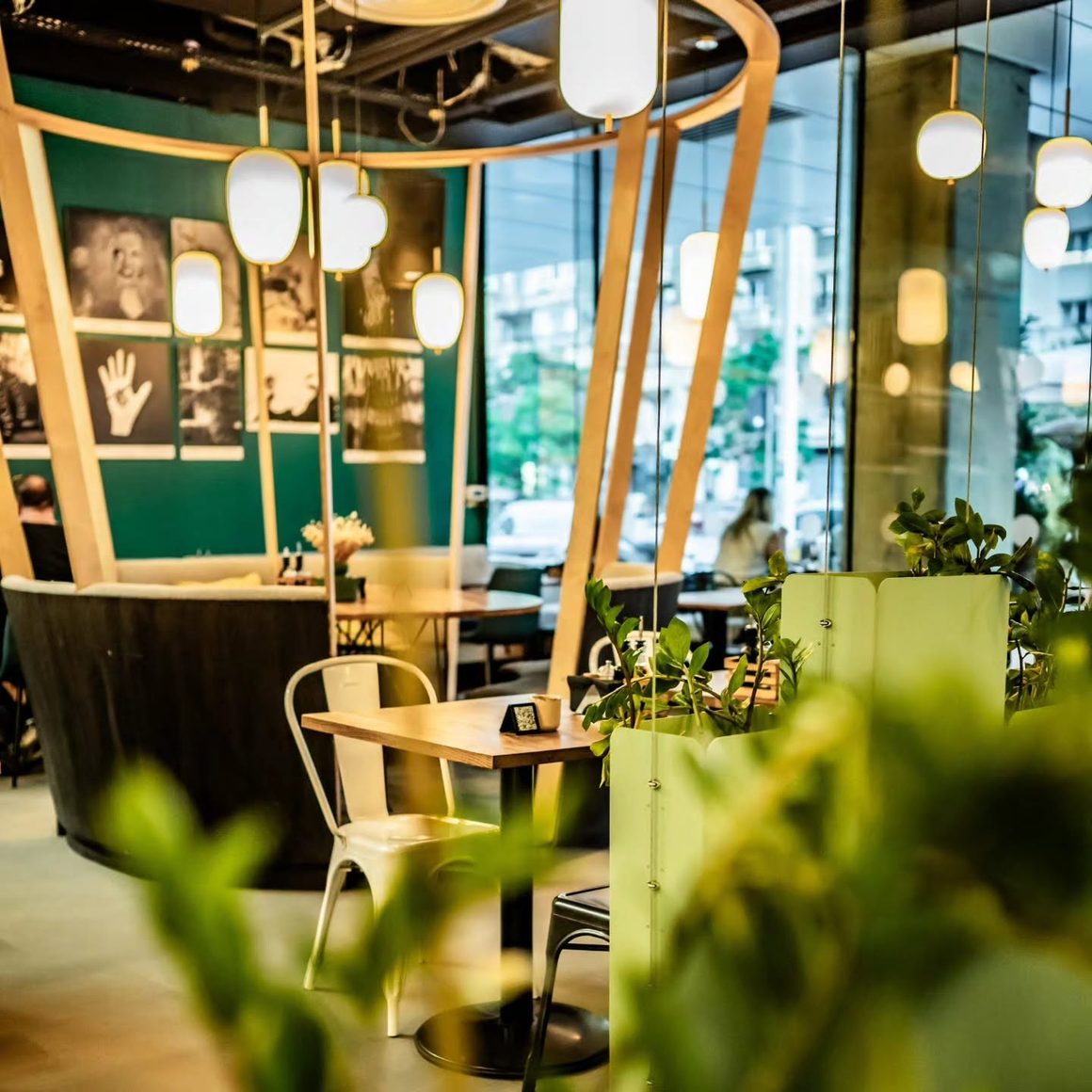 Bistrouri București: interiorul Gram Bistro, cu accente verzi, mobilier modern și decor urban contemporan.