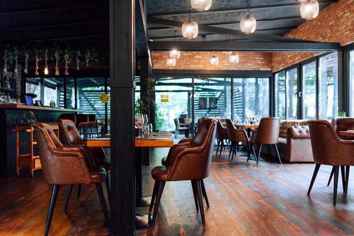interiorul restaurantului heat Steakhouse, cu mobilier elegant si scaune din piele. Locuri noi în Bucureşti. Recapitluare restaurante 2023. restaurante noi în București 2023. 
