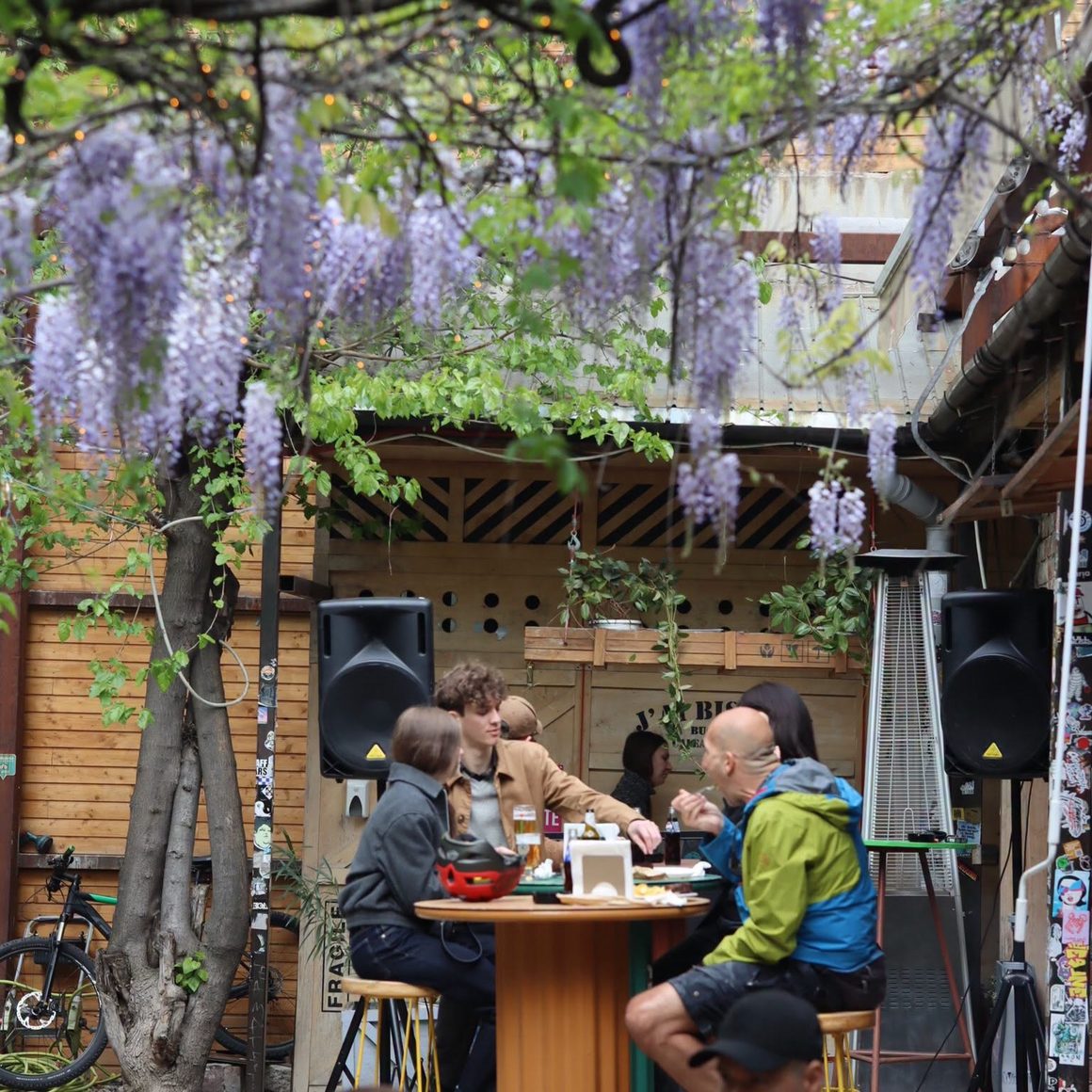 J’ai Bistrot, grădină urbană cu glicină, mese în aer liber și spațiu informal pentru ieșiri cu prietenii în București.