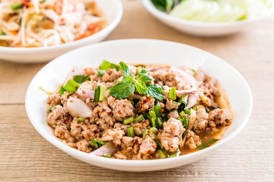 Laab (salată picantă cu mentă). Mâncare specific thailandeza