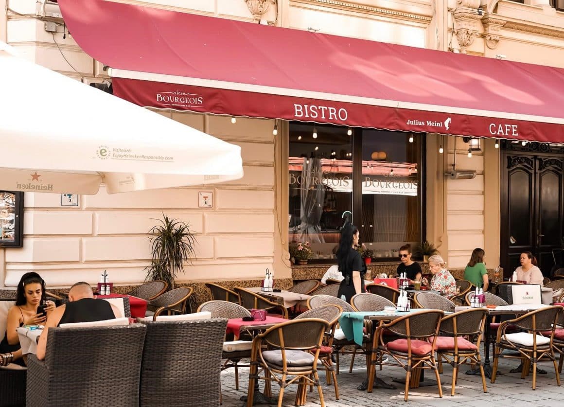 Oameni servesc masa la Les Bourgeois, în Centrul vechi.  Bistrouri din București