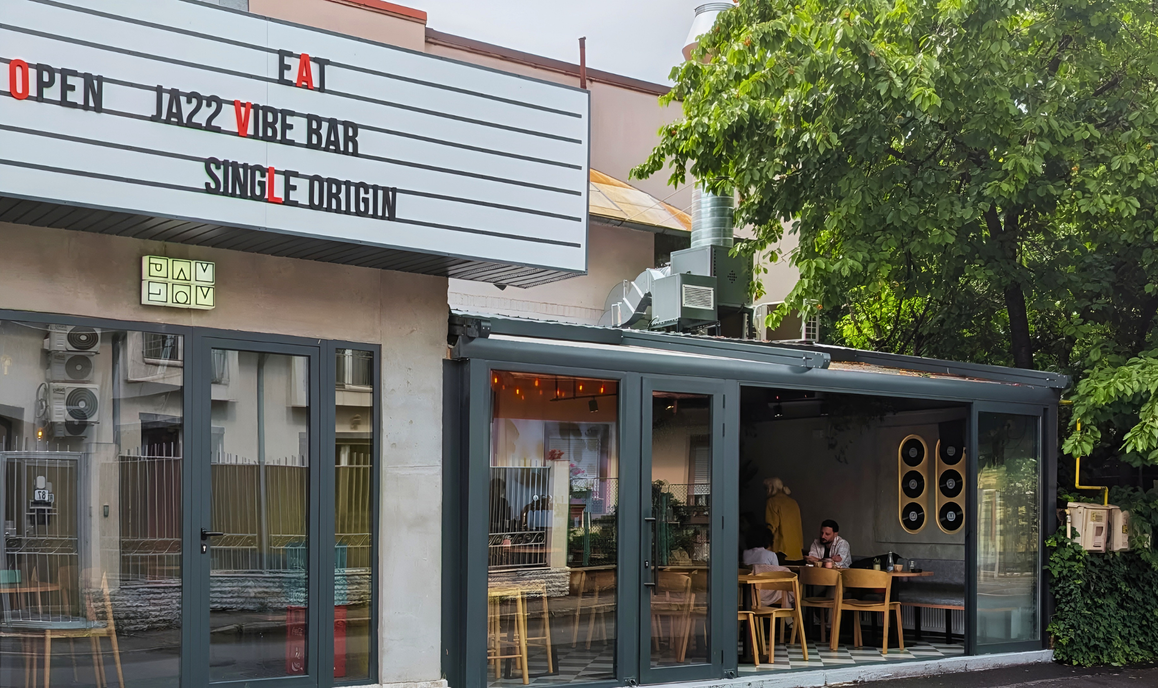 Bistrouri din București: Pavlov Gastrobar, local din București cu fațadă modernă, vitrine ample și spațiu de dining cu vedere spre stradă.