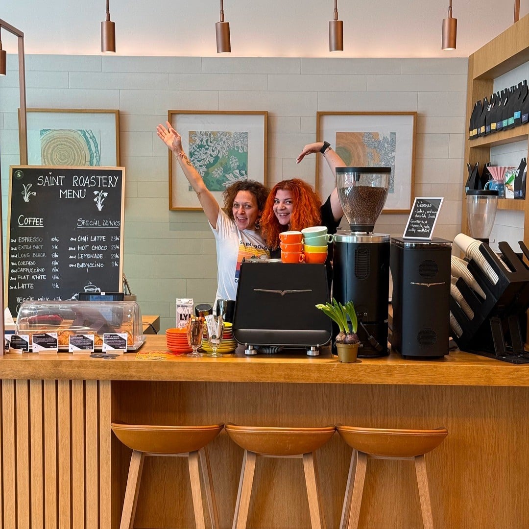 Baristas în spatele barului de la Saint Roastery București