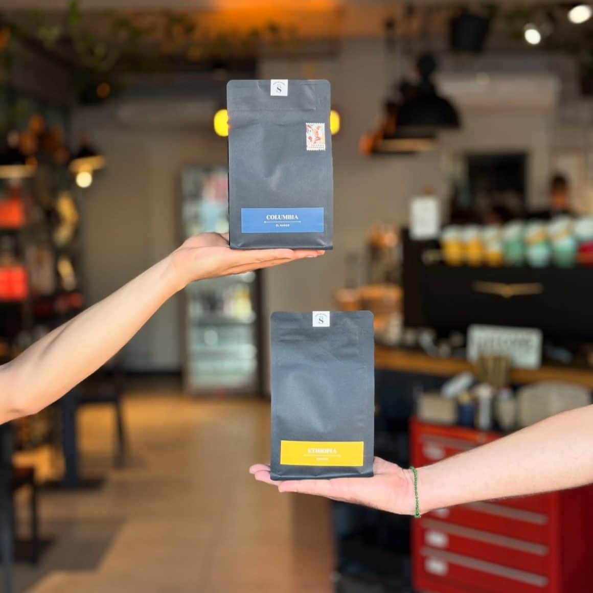 close up cu 2 pungi de cafea de la Saint Roastery. Prăjitorii de cafea din București