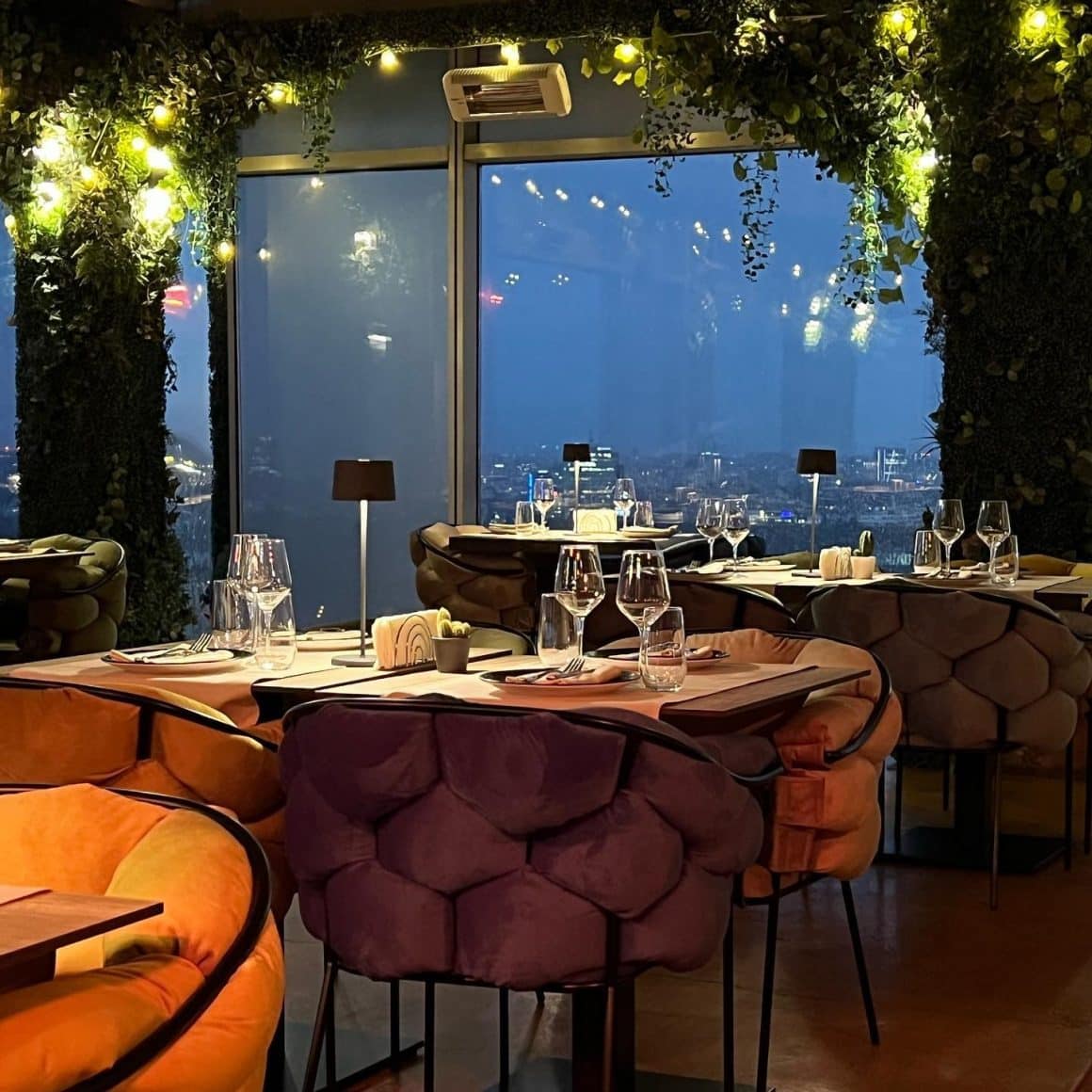 mese elegante la 18 Lounge, in dreptul unor ferestre mari prin care se vede Bucurestiul noaptea. Restaurante 8 martie