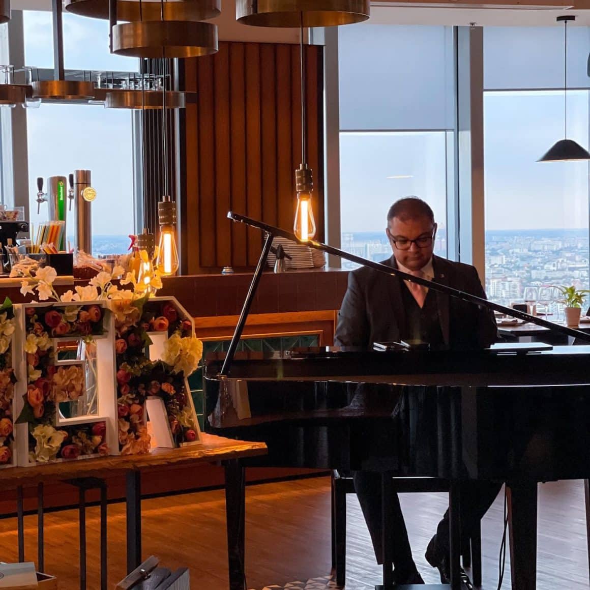 un pianist cantă la pian in restaurant NOR