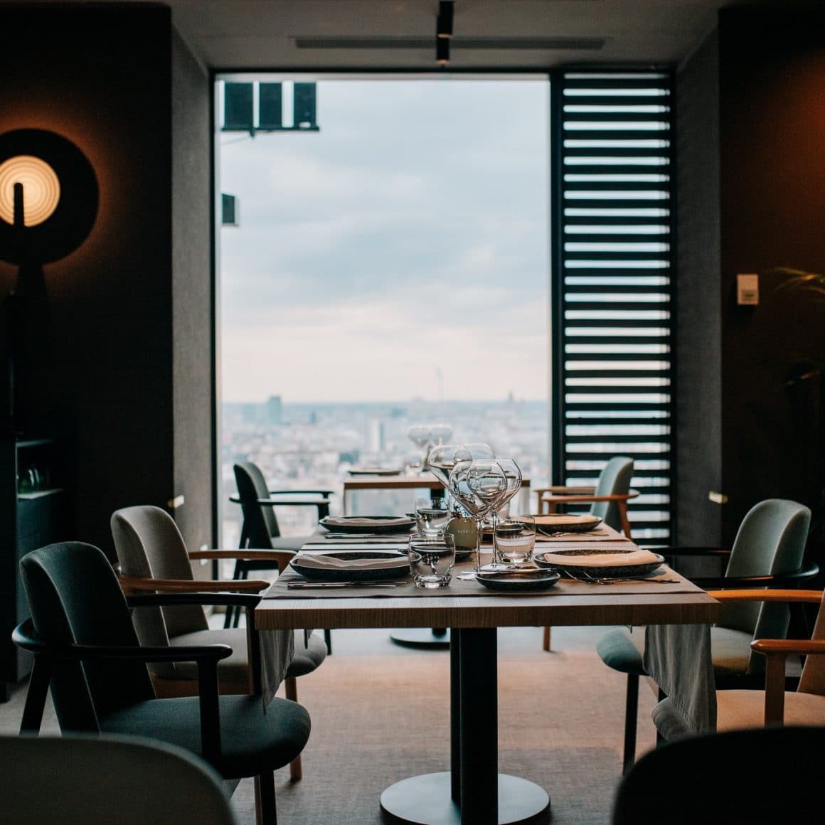 masa eleganta, fotografiata in penumbra, la Fork Ana Tower restaurant