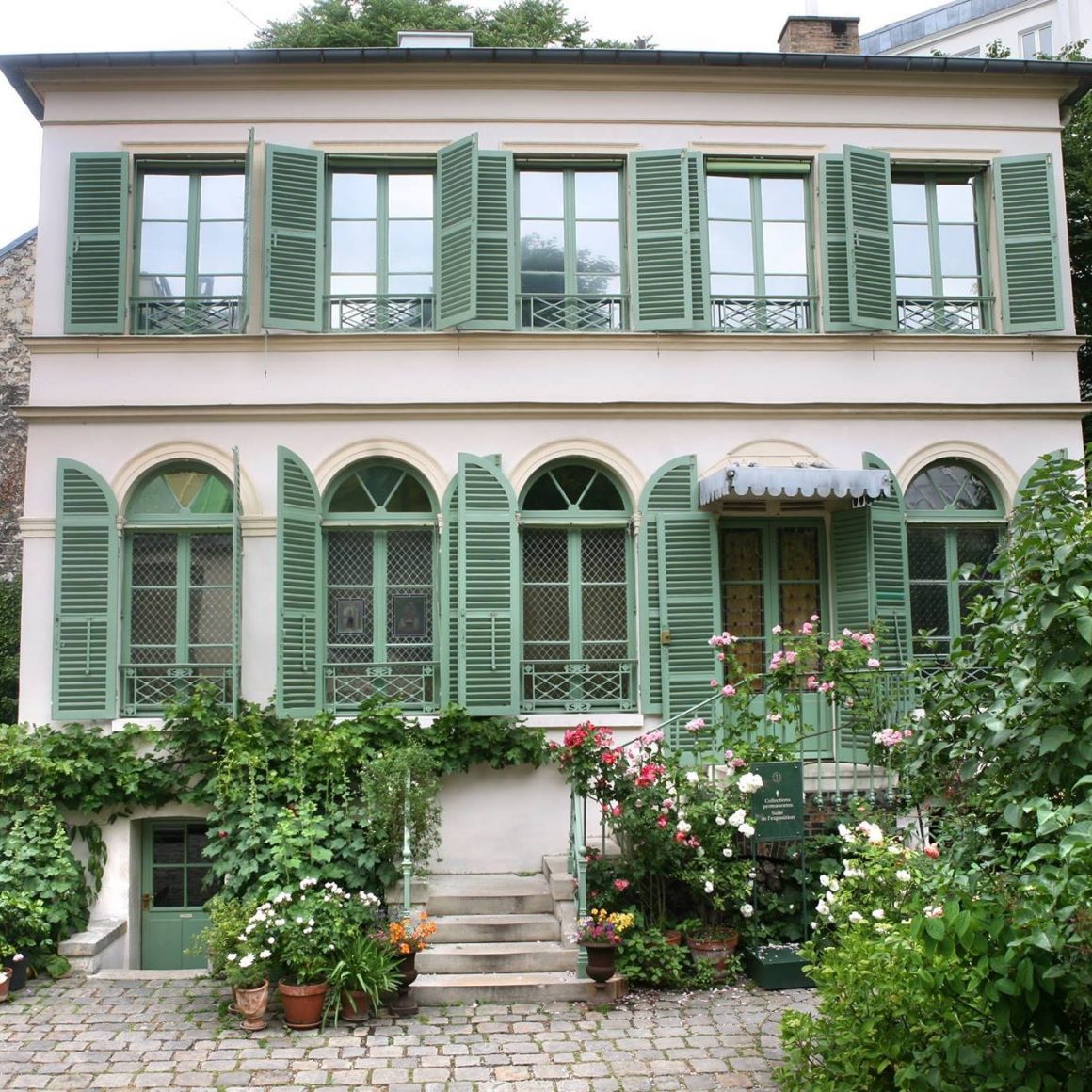 Vila frantuzeasca cu obloane vernil si trandafiri cataratori la baza, cladirea Musée de la Vie Romantique din Paris. Unul din cele mai romantice locuri din Paris.