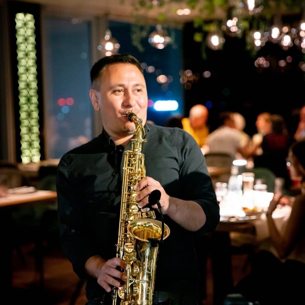 saxofonist cântă la 18 Lounge Bucuresti