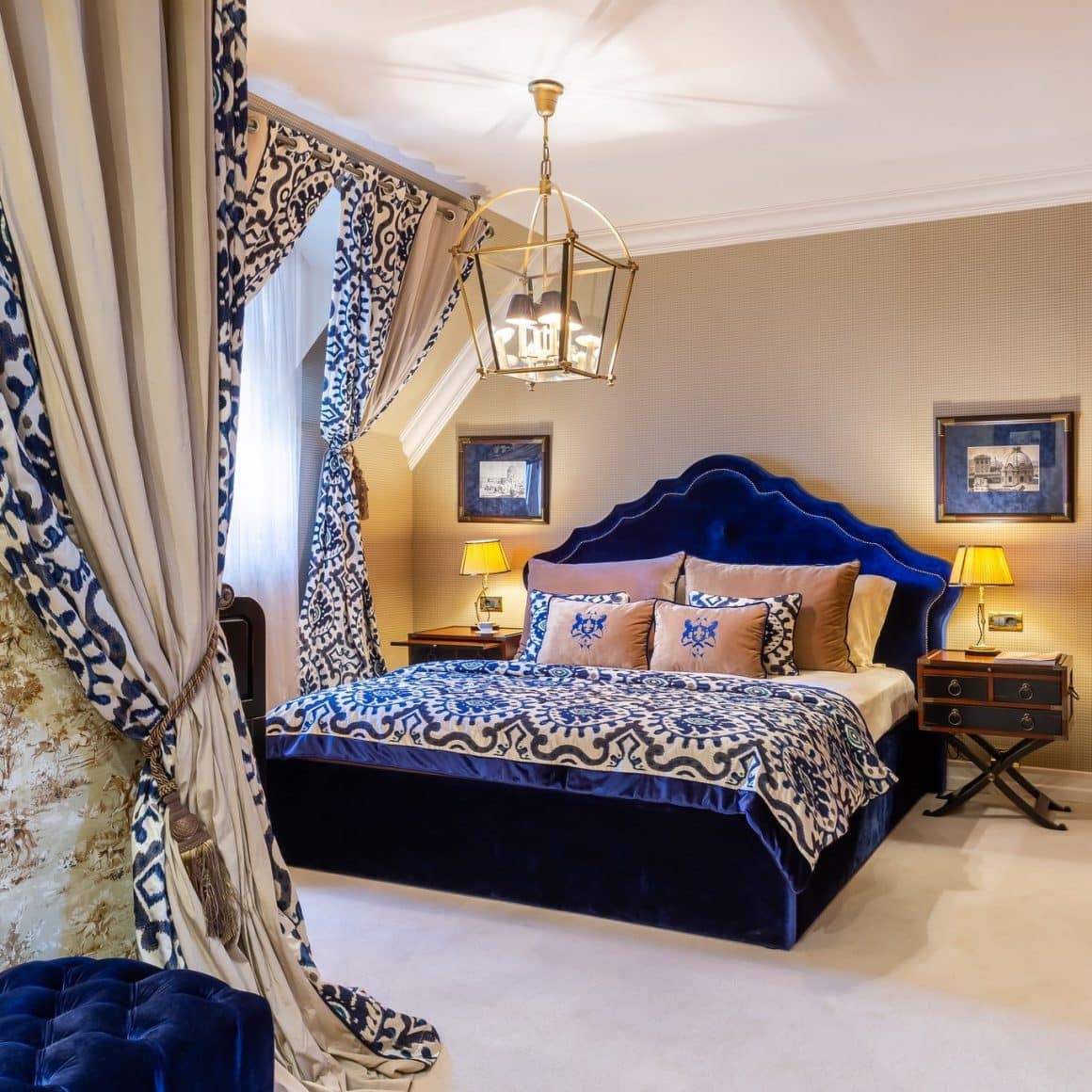 dormitor elegant, cu pat din catifea albastra, de la Suter Palace  - una din destinații romantice din România