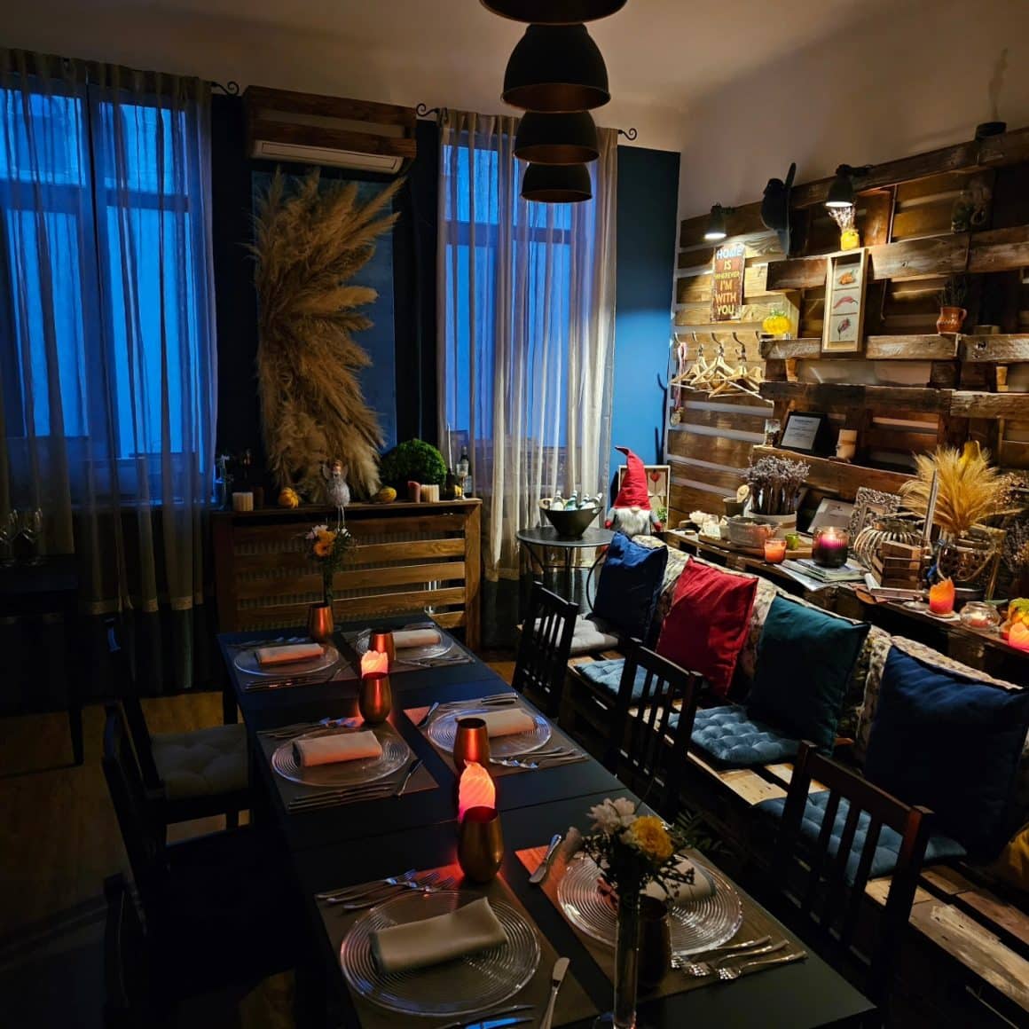 interiorul restaurantului Chef Atelier buy cezar Munteanu, restaurantul cu o masă. Decor intim. Lumina difuza. Cină-experiență București