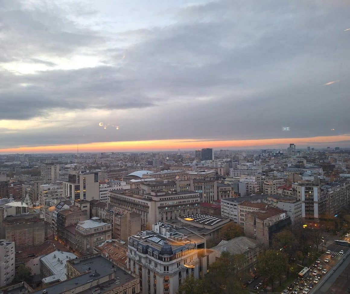 priveliste panoramica asupra Capitalei, de la restaurant Sky Lounge