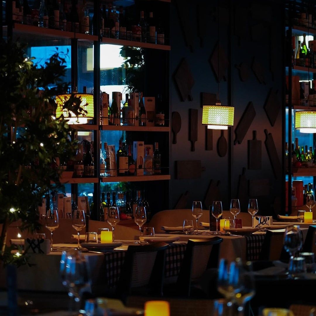 Decor intim cu mese elegante la Osteria Treevi si lumina difuza. Unde sa iesi cu iubita la restaurante de 8 martie