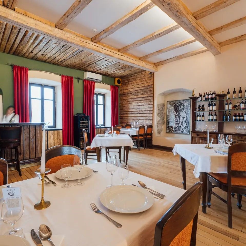 restaurantul de la la Hotel castel Daniel - una din destinații romantice din România