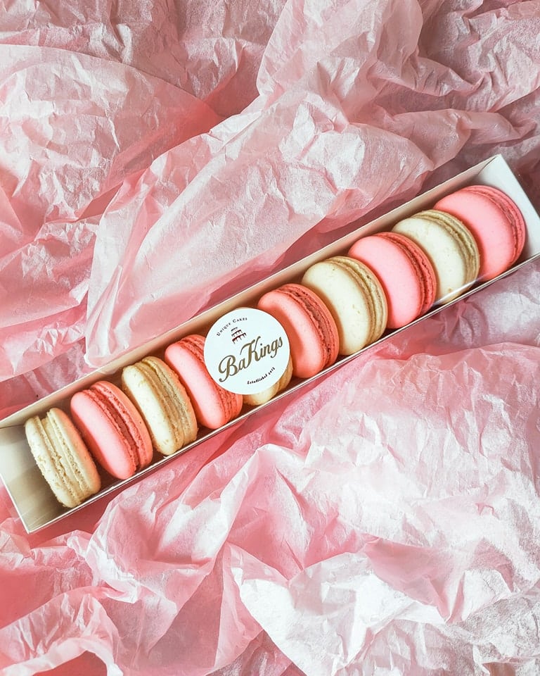cutia cu Lovely macarons de la Bakings, de unde poți să-i oferi ceva ceva dulce de Ziua Îndrăgostiților 