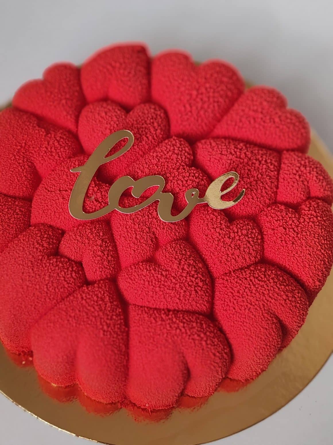 Tort Eros – un tort mousse cu ciocolată albă belgiană, fină și dulce, și căpșunile. Un desert echilibrat și delicat. 