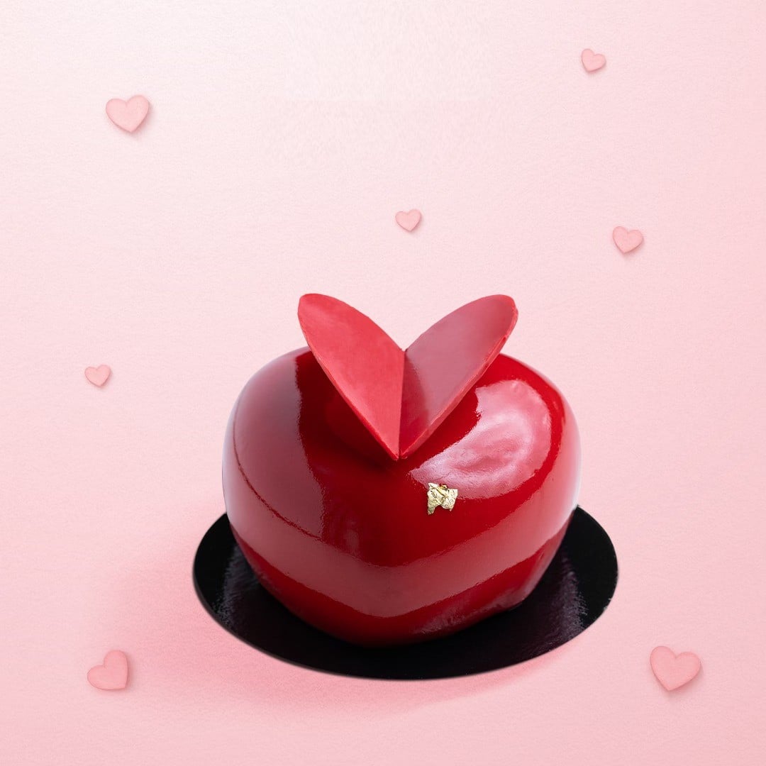 prajitura in forma de inima, cu glazura rosie si o inimioara din martipan,  de la Grace Couture Cakes de unde poți să-i oferi ceva ceva dulce de Ziua Îndrăgostiților