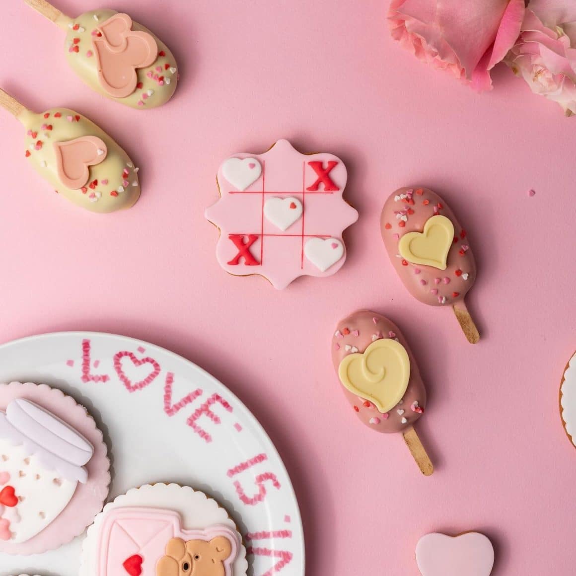 biscuiti de valentines day, ornati cu roz, de la Mara Mura, de unde sa-i oferi ceva dulce de Ziua Îndrăgostiților