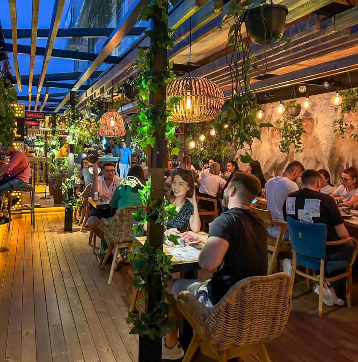 Oameni iau masa la Klandestin Titan, unul din restaurante la înălțime din București