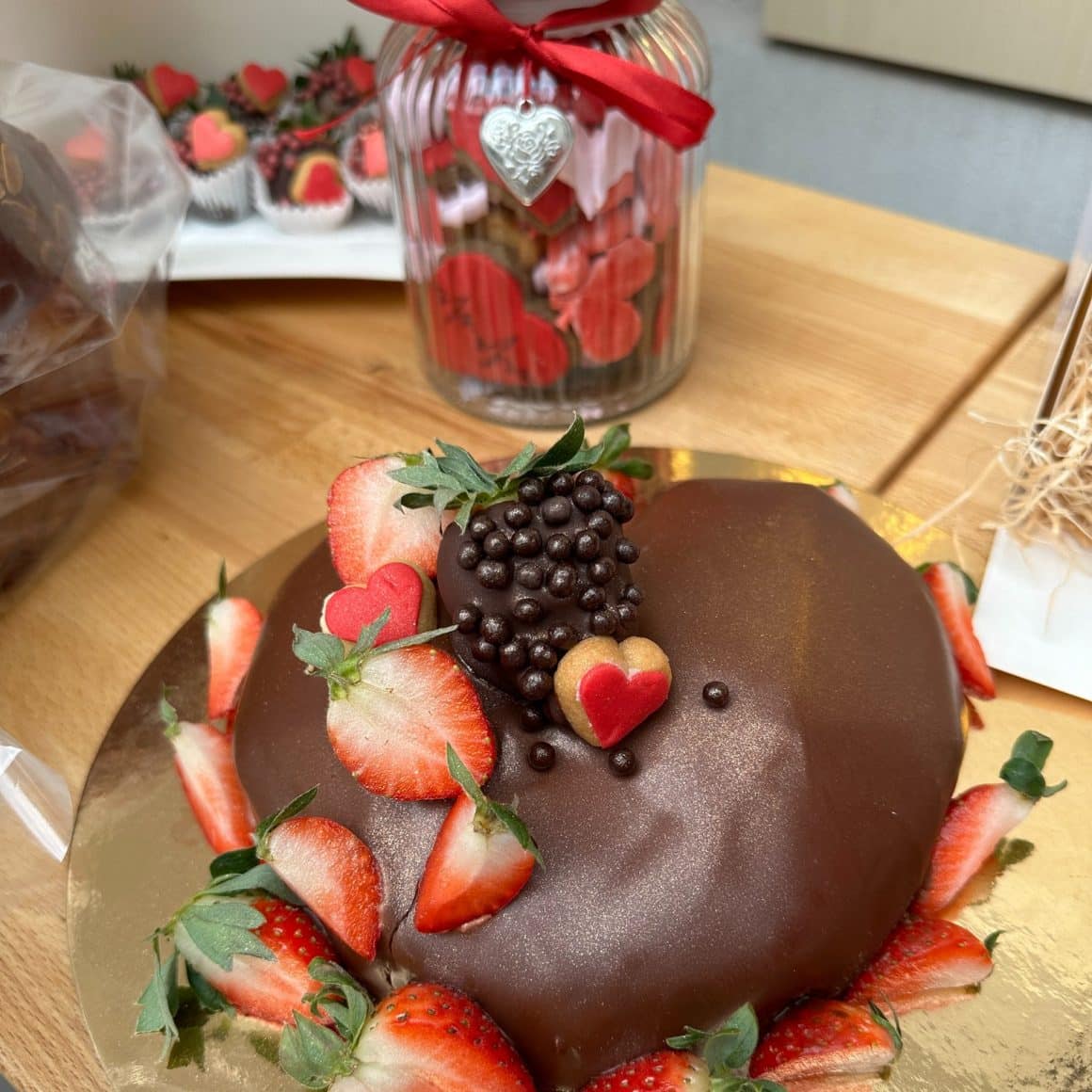 Tort mousse fructul pasiunii în formă de inimă de la Almond Cake Shop de unde poți să-i oferi ceva ceva dulce de Ziua Îndrăgostiților 