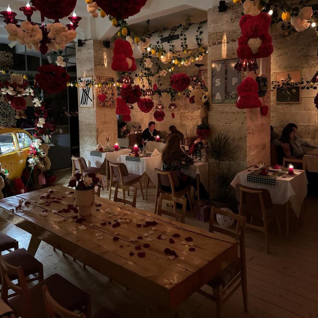 Restaurantul Bocca Luppo din Bucuresti decorat de ziua indragostitilor, cu trandafiri si lumanari, pentru o cina romantica la rerstaurante de 8 martie