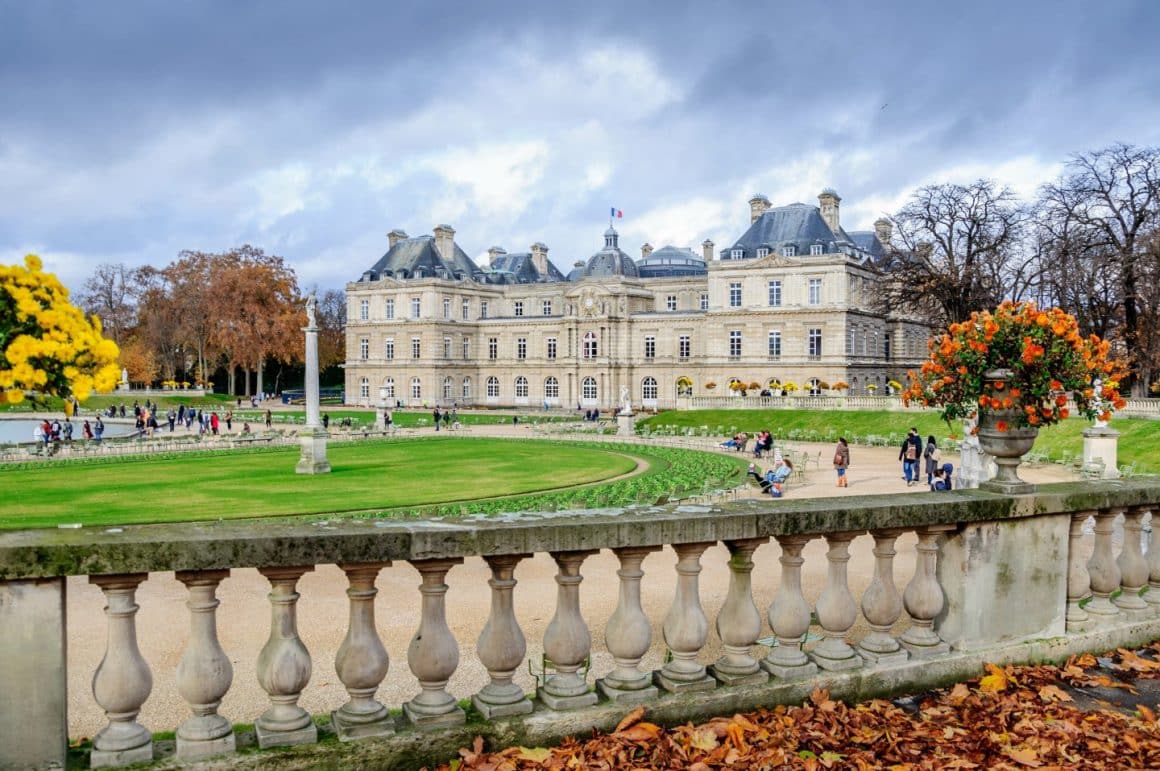 Grădinile și Palatul Luxembourg din Paris, fotografiat primavara, din departare, sub cerul cenusiu. Unul din cele mai romantice locuri din Paris.