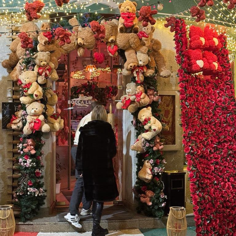 Intrarea decorata cu trandairi si ursuleti de plus la restaurant Bocca Lupo