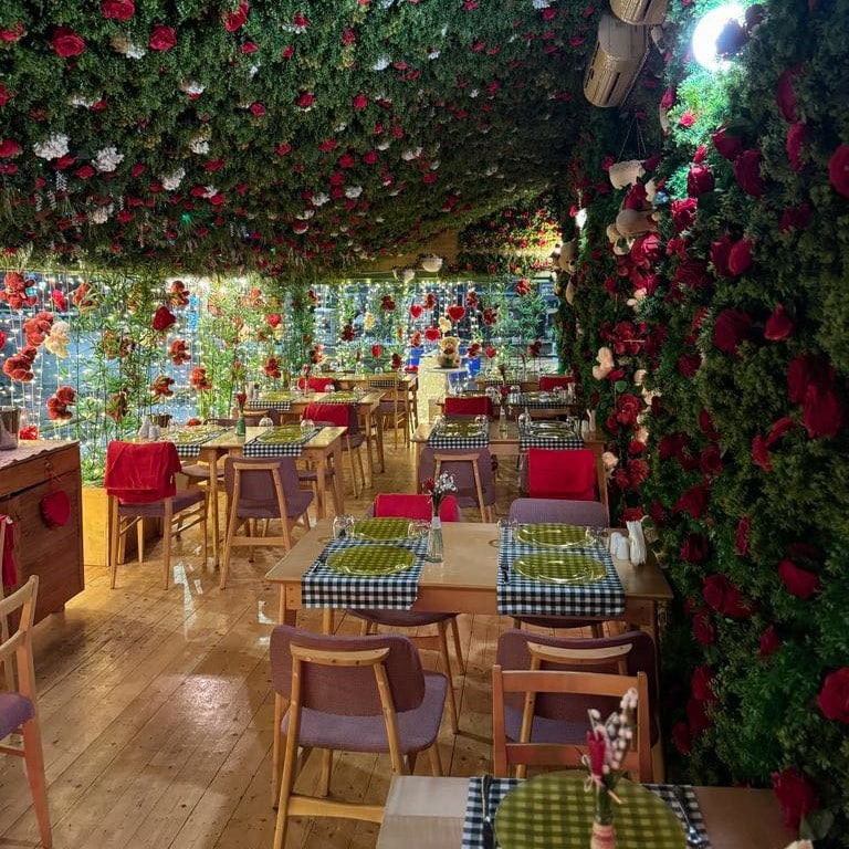 interiorul decorat de Ziua Indragostitilor la restaurant Bocca Lupo,