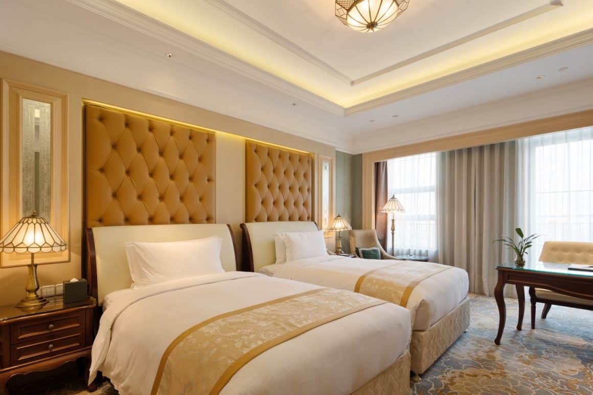 2 paturi intr-o camera de hotel eleganta. rețeta pentru asigurarea de clădiri și bunuri pentru o pensiune, oferită de Groupama