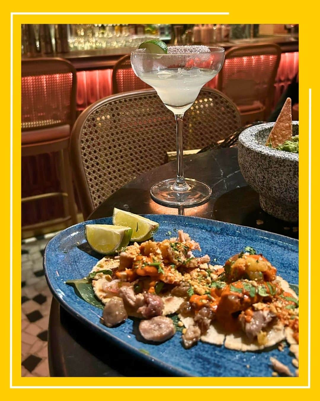 Tacos al Pastor, serviti pe o farfurie albastra, alaturi de un pahar de marguerita