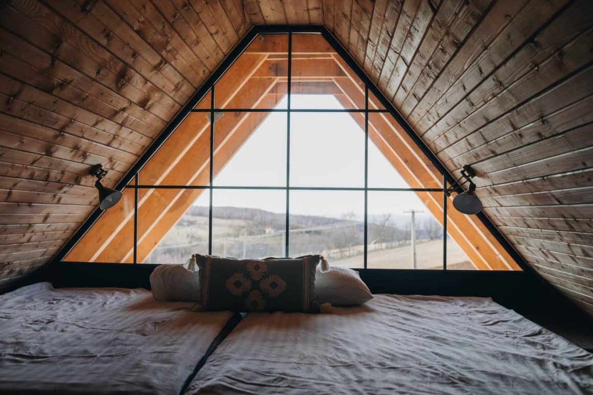 pat in dreptul unei ferestre triunghiulare de la mansarda, cu priveliste frumoasa, din  - una din destințaii romantice din țară