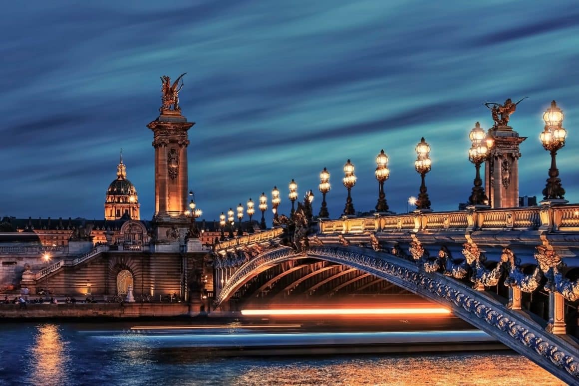 Pont Alexandre III fotografiat noaptea, cu luminile aprinse. Unul din cele mai romantice locuri din Paris.