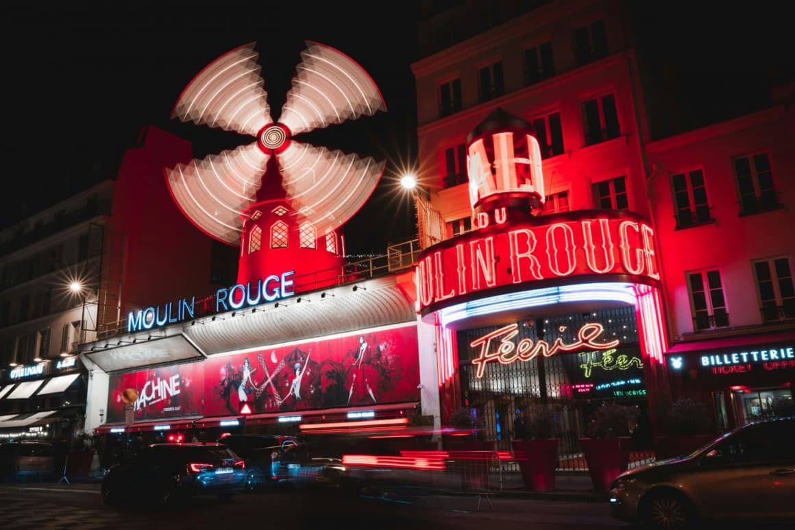 Moulin Rouge din Paris, noaptea, cu luminile aprinse. Unul din cele mai romantice locuri din Paris.