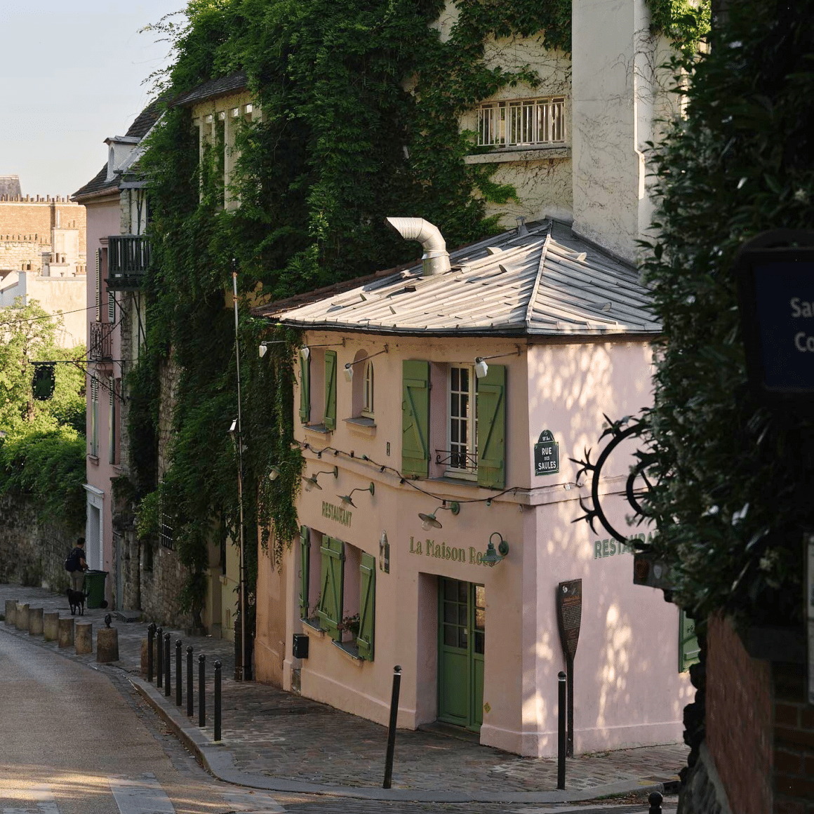 La Maison rose, restaurant aflat intr-o casuta roz, cu obloane verzi, pe o mca strada din Montmartre Paris. Unul din cele mai romantice locuri din Paris.
