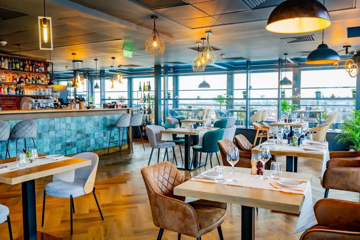 The Urban Nest – barul și zona centrală – spațiu luminos, modern, cu bar deschis și accente de design care dau locului un aer relaxat.
