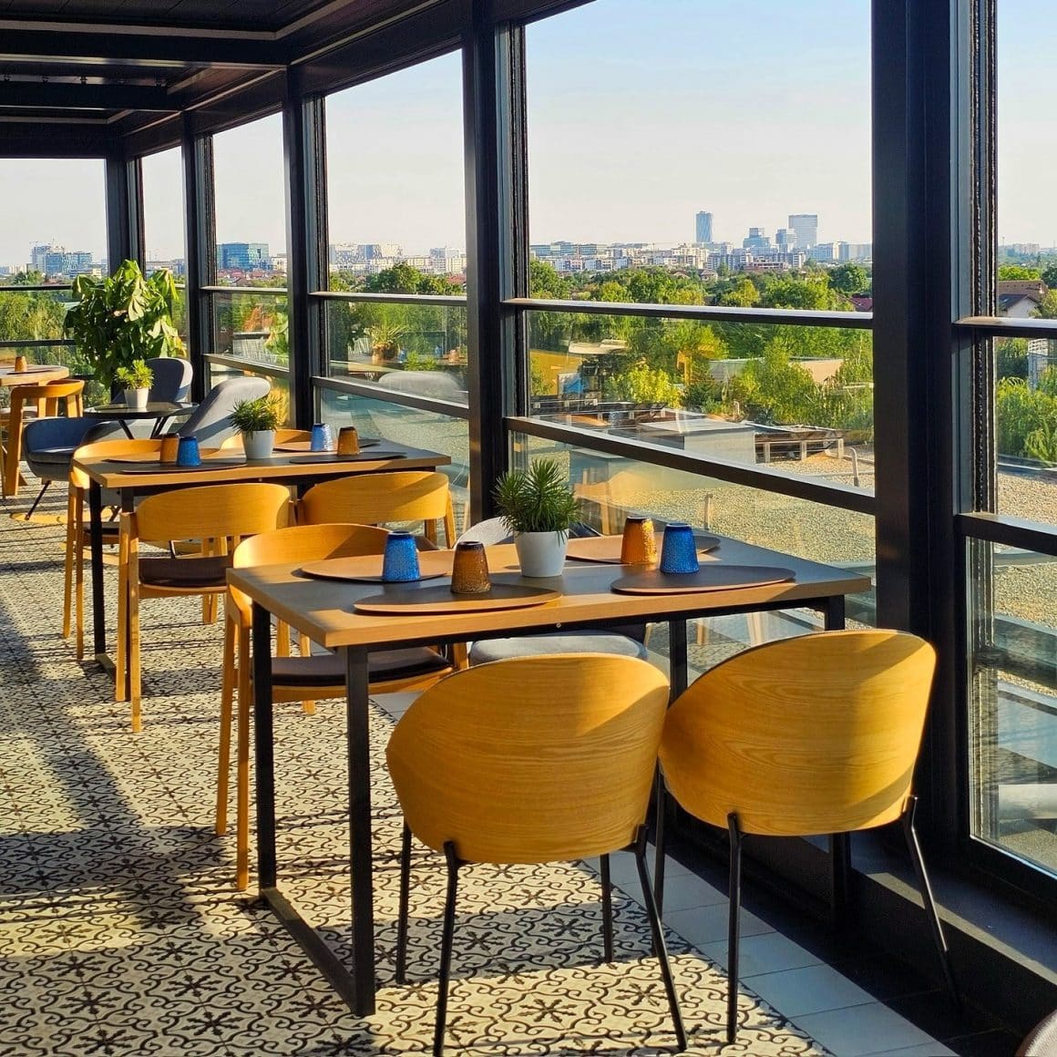 The Urban Nest – restaurante la înălțime – ferestre mari, view spre oraș și multă lumină naturală, perfect pentru seri liniștite.