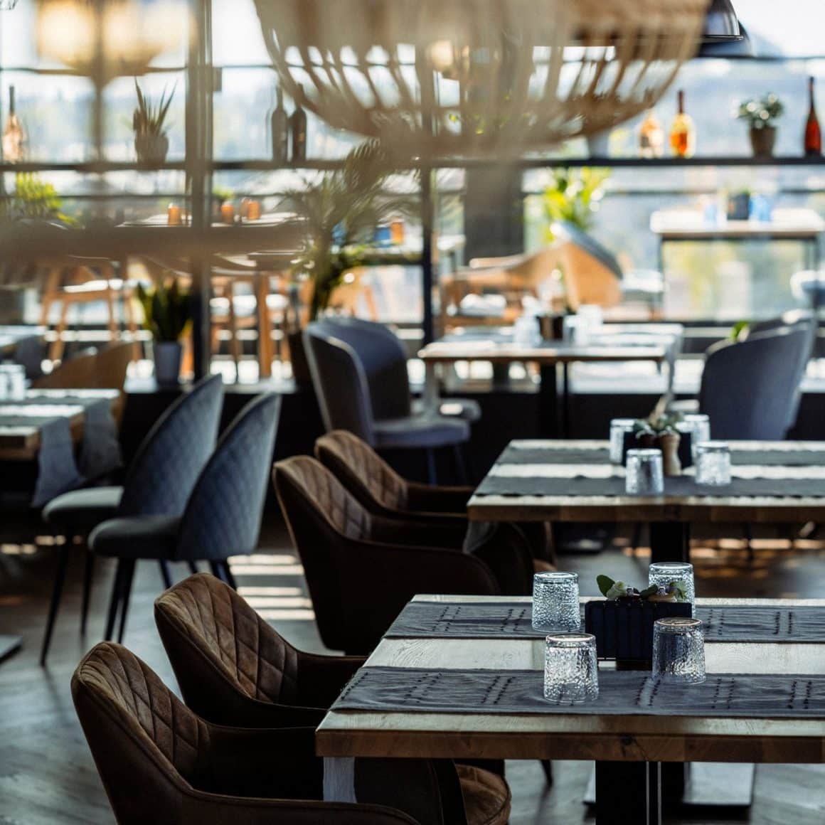 Detalii de atmosferă la The Urban Nest – spațiu cozy, lumină discretă, perfect pentru o seară de poveste.