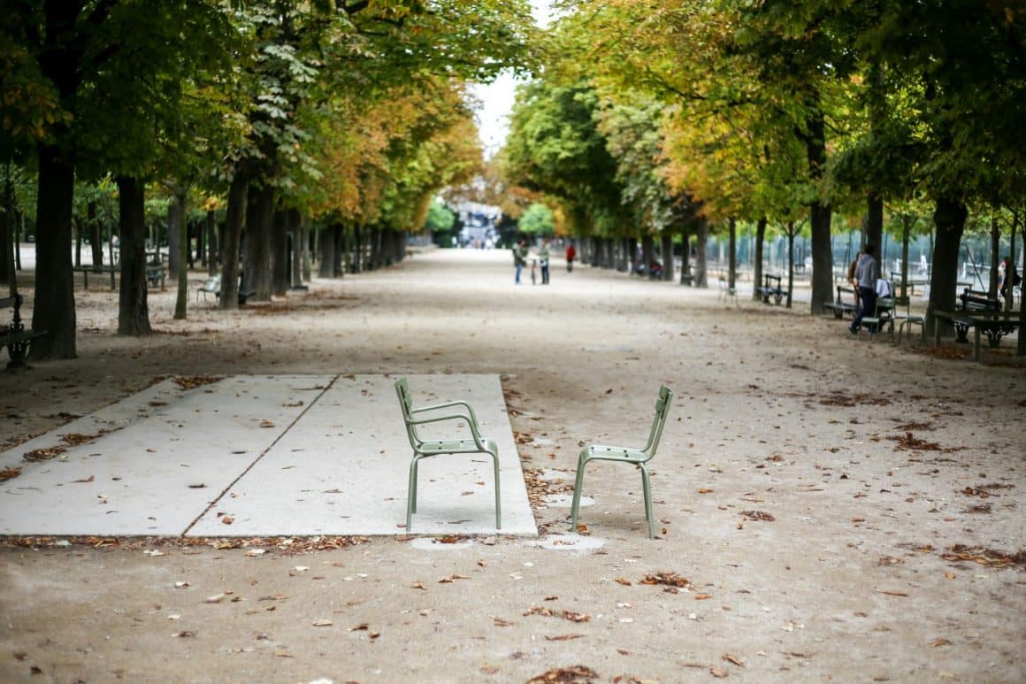 2 scaune goale puse fata in fata pe o alee din gradinile Luxembourg din Paris