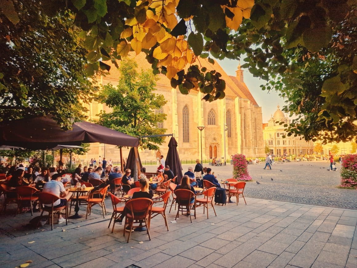oameni la masa pe terasa cafenelei Toulouse din Cluj. restaurante Cluj
