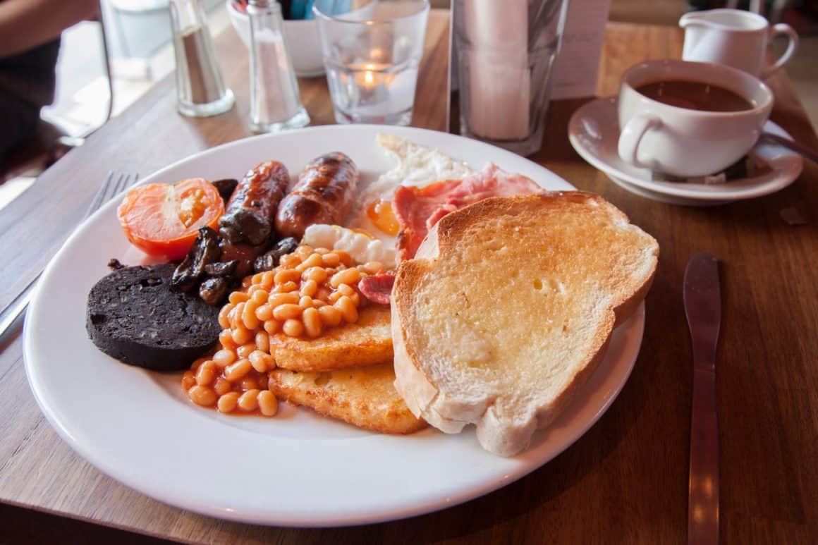 Mic dejun irlandez cu ouă, bacon, cârnați, black pudding, fasole, ciuperci și roșii prăjite... Mâncare irlandeză